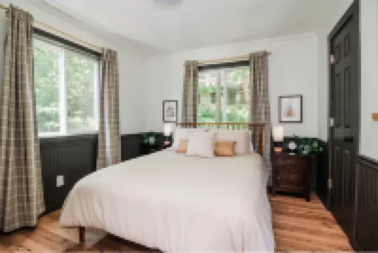 Close to Skiing! Family Fun! 4 Private Bedrooms, Hot Tub, Game Room