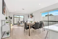Modern 4-bedroom Costal Retreat - Minutes from Aldinga's Drive on Beach