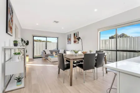 Modern 4-bedroom Costal Retreat - Minutes from Aldinga's Drive on Beach Отели в г. Олдинга Бич