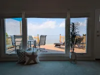 Waterfront 3 Bedroom Cottage w/Sunsets over Sandusky Bay