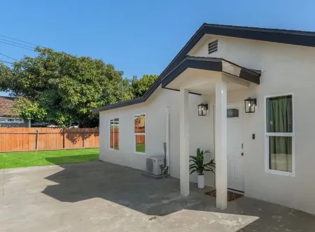 Palm Royale Club! 2 Bed, 2Bath with Master bedroom in the nicest city of Downey!