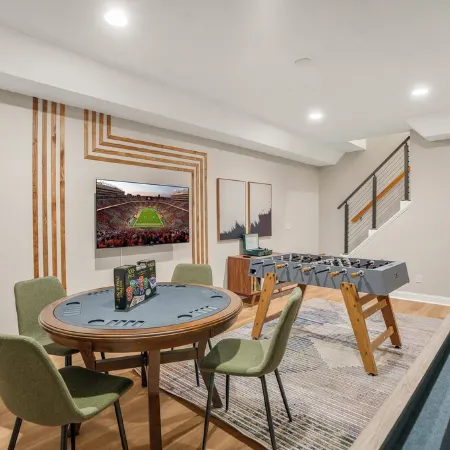 2 Mins to Slopes: HotTub, Game Room, Family & Pets, 3 King Beds