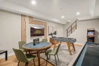 2 Mins to Slopes: HotTub, Game Room, Family & Pets, 3 King Beds