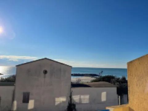 Apartment facing the beach