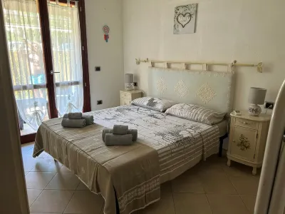 Three-room apartment with private garden 200 meters from Punta Tegge beach Hotels in der Nähe von Stagno della Coluccia