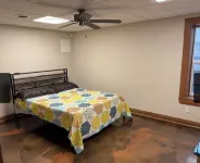 Classy 7 bedrooms 5 bathrooms house with pool & hot-tub in up scale neighborhood Hotels in Duquesne