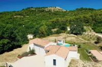 Modern Villa with Pool & Vineyard Views – Heart of Provence Các khách sạn ở Le Puy-Sainte-Reparade
