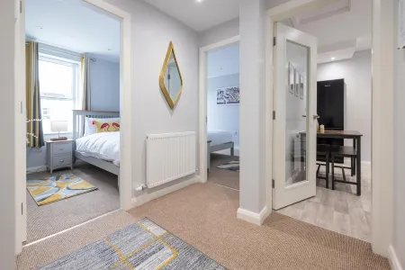 Cozy and Modern 2-Bedroom Retreat in the Heart of Downtown