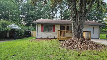 Quiet 3-bedroom bungalonear enchanting the historic Marietta Square