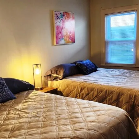 Charming 2-bedroom apartment with equipped kitchen and AC, in Cumberland, MD.