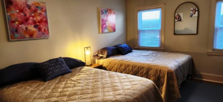 Charming 2-bedroom apartment with equipped kitchen and AC, in Cumberland, MD.