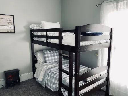 Cheerful, Residential 2 Bedroom Mountain Home Отели в г. Крипл Крик