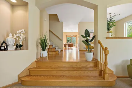 1/2 Acre Retreat: 100" TV, Open layout Navy Base and Six Flags Great America