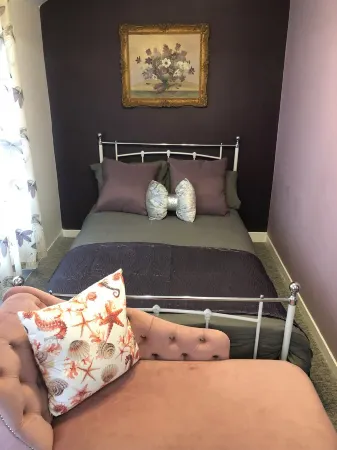 Beautiful Medieval Town House with original beams, log fires & quirky interiors Отели в г. Такстед