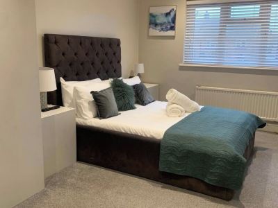 7 bed | 3 bath | M25 | Parking | Long term group bookings