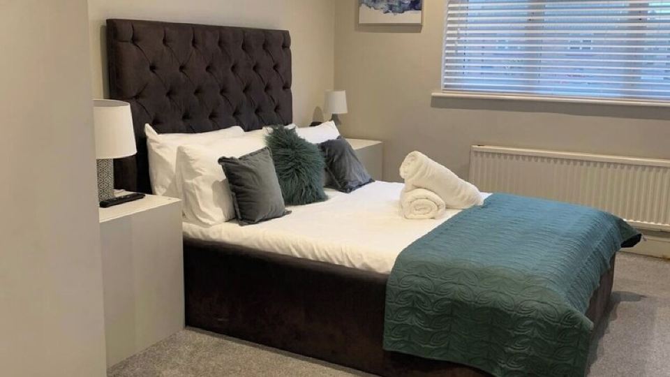7 bed | 3 bath | M25 | Parking | Long term group bookings