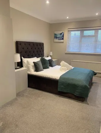 7 bed | 3 bath | M25 | Parking | Long term group bookings Отели рядом со станцией Chafford Hundred Lakeside Railway Station