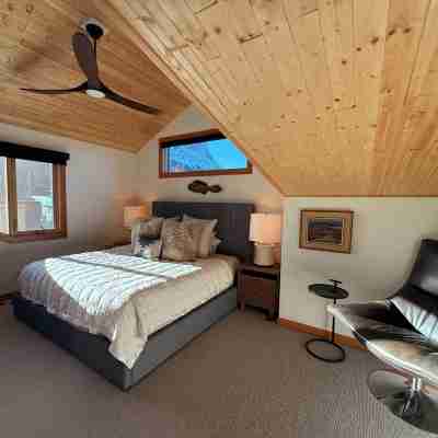 Beautiful luxury home in downtown Canmore. 3 blocks  from Main Street. Rooms