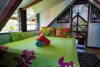 Toahere Beach House - Beachfront - Pool - Pontoon Hotels in Afaahiti