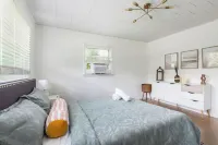 Indoor Heated Private Pool Home & Arcade in Lake Ariel Poconos with 7 beds Hotels in South Canaan Township