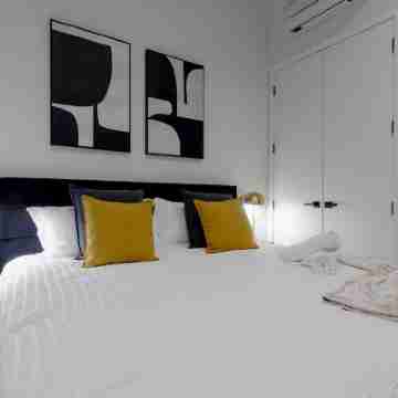 DTWN I Near Yale I King Beds I  Free Parking I Gym I Free Coffee I Pets Welcome! Rooms