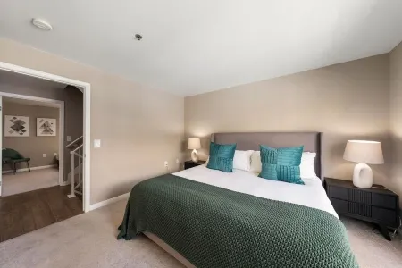 Carnelian Calm Stylish Beachside Escape with Rooftop Pool, BBQ & Ocean Views Отели рядом с достопримечательностью «Парк Темескал Гейтуэй»