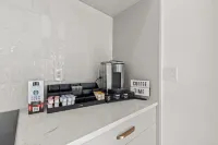 Upscale 4BR Townhome – Walk to Shops & The Monon!