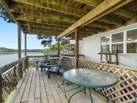 Lake front, spacious & cozy home with entertainment room. Hotéis em Shell Knob