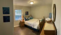 Charming 3-Bedroom Retreat with Waterway Access in Hampstead, NC. Hideaway Haven