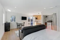 New Modern Guesthouse Retreat near Berkeley & SF - King Bed, AC, Standing Desk