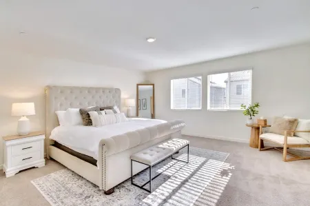 Spacious 4-bedroom house in charming Roseville for Mid-Term Rental