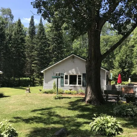 Cozy 2-bedroom cabin in the beautiful Northwoods on Lac Courte Orielles Lake!
