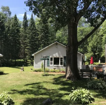 Cozy 2-bedroom cabin in the beautiful Northwoods on Lac Courte Orielles Lake!