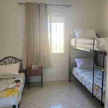Duplex Arous Al Bahr - Beach view - Easy Check-in- near airport Rooms