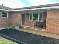 Cozy, comfortable home in a quiet neighborhood! Hotels in Clarendon