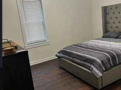 Luxury 2-bedroom apartment in downtown Elkins. Các khách sạn gần Gov. H. Guy Kump House