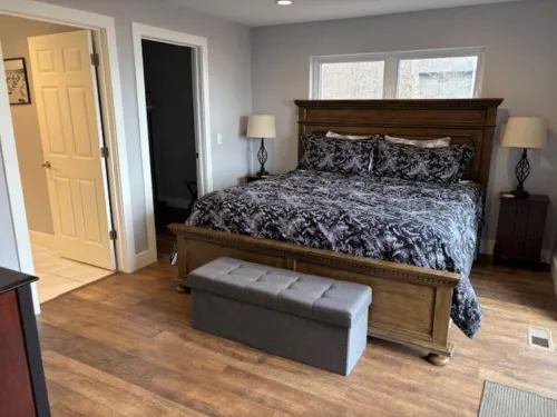 Large 6-bedroom home, sleeps 16! WiFi and a private sandy beach in Traverse City Hotel a Bingham Township