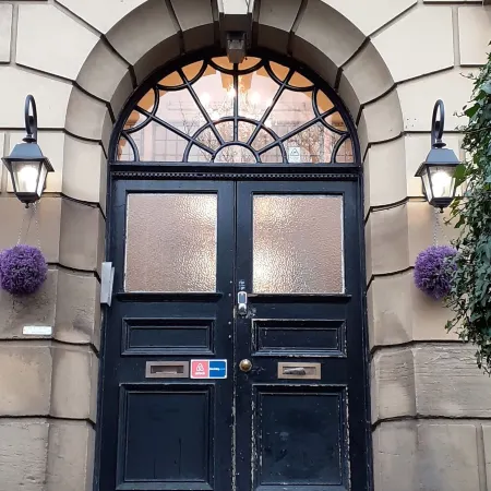 Unique Carnegie Library Apartment Отели в г. Суинтон