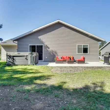 Mankato Getaway w/ Game Room & Salt Water Hot Tub!