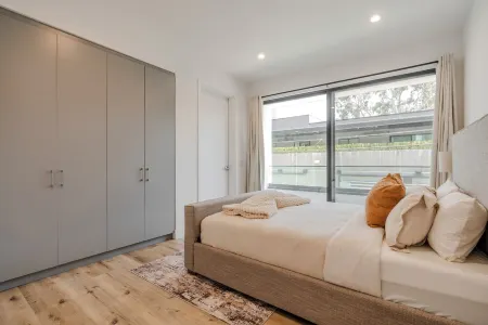 Bright & Spacious in Studio City