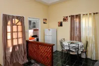 Beach Nearby with views for family 昂斯拉雷伊住宿飯店