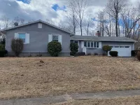 Cozy Modern 4Br Retreat on 1.5 Private Acres Near Yale & Trails Hotels in Hamden