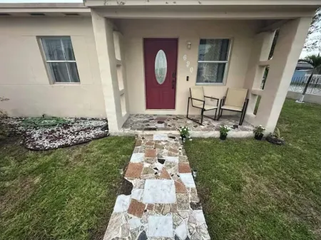 Charming 2-bedroom house in Hialeah with WiFi and AC