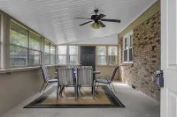 Cheerful 4 bedroom house with back porch