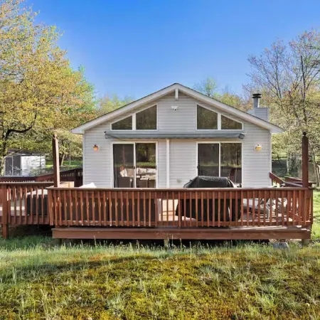 Cozy Lake Mountain Escape Cottage- Fire pit, Large Deck, Community Lakes & Pools