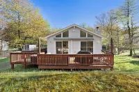 Cozy Lake Mountain Escape Cottage- Fire pit, Large Deck, Community Lakes & Pools - 4 étoiles