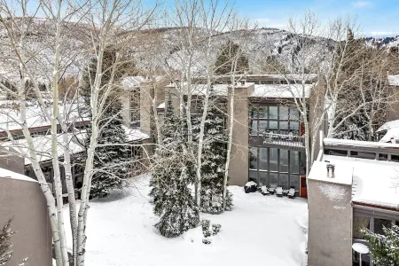 Stunning Mountain Modern Condo in Vail Отели в г. Игл-Вейл