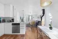 Private UNC Townhome w/ Parking, 2 Bedrooms, Sleeps 6, w/ Beautiful Garden!