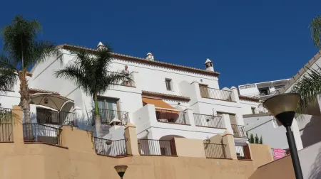 Vacation home in Almuñécar with beautiful city, mountain and sea views.