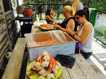 Relaxing Cedar Log Cottage on Bras d'Or Lake over 300 Ft Private Beach & Kayaks